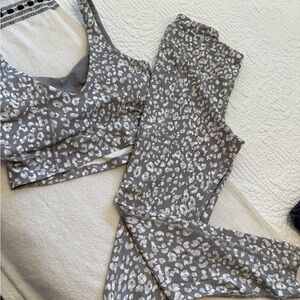 Old Navy Gray Leopard Print Activewear Set